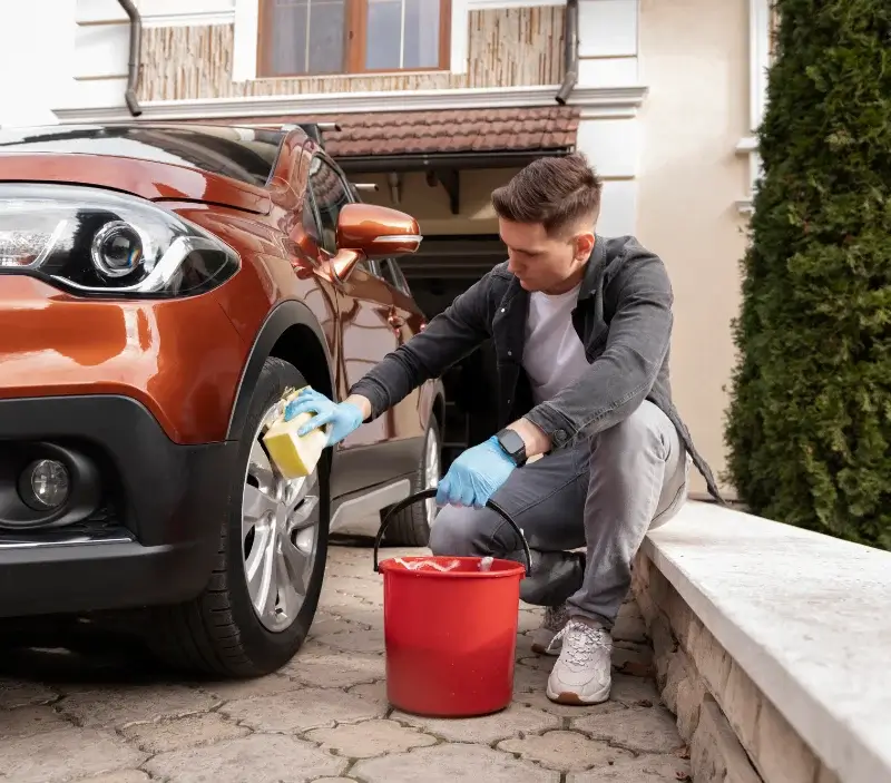 Lavage auto à domicile Bonneuil-en-France : professionnel intervenant sur un véhicule